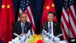 바락 오바마 미국 대통령(왼쪽)과 시진핑 중국 국가주석이 지난해 11월 프랑스에서 열린 유엔 기후변화 고위급 회의에서 별도의 양자회담을 가졌다. (자료사진)