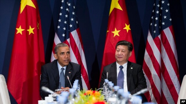 El presidente Barack Obama (izquierda) se reunió con el presidente chino, Xi Jinping, al margen de la cumbre COP21, en Le Bourget, en las afueras de París, el 30 de noviembre de 2015.