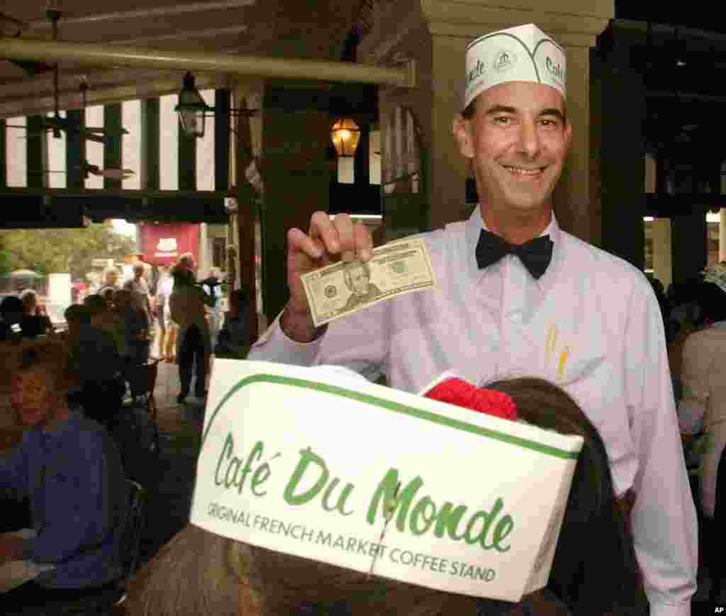 Uno de los camareros del conocido y simbólico Café du Monde. 