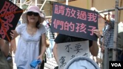 香港市民袁小姐(戴粉紅帽)帶同她3歲患有自閉症的兒子參加反洗腦國民教育遊行(美國之音湯惠芸)