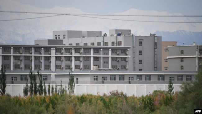 资料照片- 图为中国新疆地区阿克陶县以北的一处设施，据信是一个再教育营地，那里接受“再教育”的大部分是维吾尔穆斯林。（2019年6月4日）