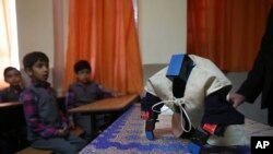 Veldan, robot yang menunjukkan cara sholat bagi siswa, hasil ciptaan seorang guru Iran.