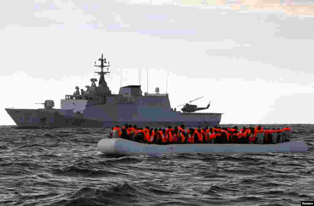 نجات ۱۱۲ مهاجر افریقایی، از جمله ۲ زن باردار و ۵ کودک، در یک قایق شلوغ در آبهای مدیترانه، حدود ۵۷ کیلومتر فاصله از ساحل لیبی.
