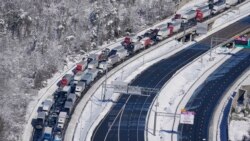 Mobil dan truk tejebak di Interstate 95, dekat Quantico, Virginia, Selasa, 4 Januari 2022. Hampir 48 mil jalan tol Interstate di negara bagian Virginia, ditutup akibat es dan salju. (AP/Steve Helber)