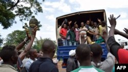 Des détenus libérés de la prison centrale de Mpimba sont transportés à bord d'un camion, à Bujumbura, le 23 janvier 2017.