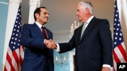 Davlat kotibi Reks Tillerson Qatar Tashqi ishlar vaziri Shayx Muhammad bin Abdulrahmon al Taniy bilan Vashingtonda ko'rishdi. 27-iyun, 2017-yil.