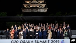주요20개국(G20) 정상회의 참석차 일본 오사카에 도착한 세계 각국 정상들이 28일 회의장에서 기념촬영을 하고 있다. 