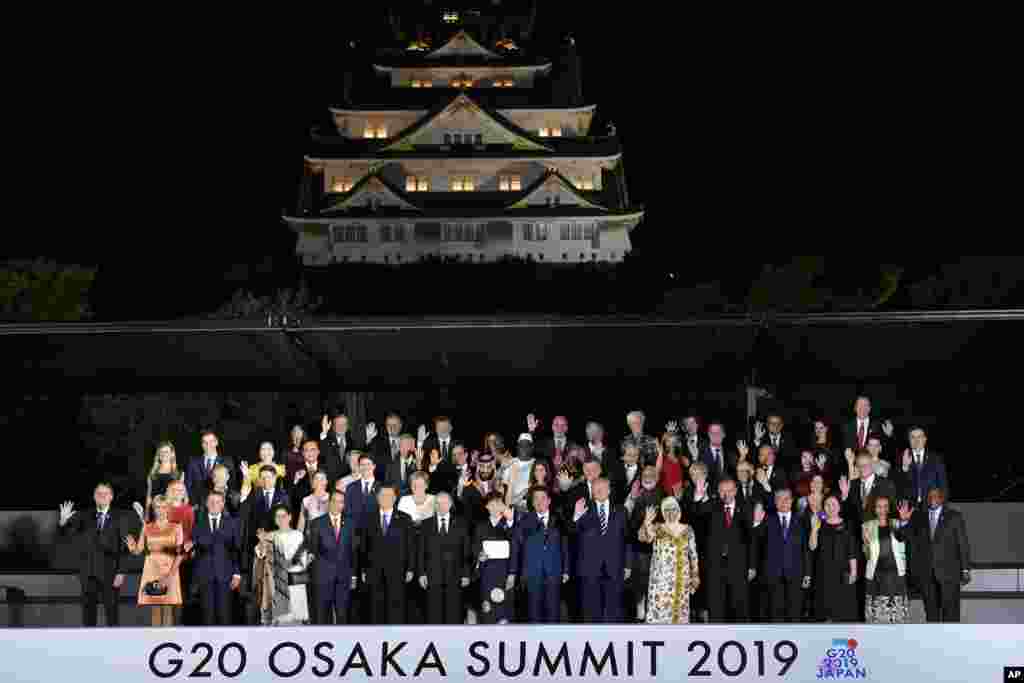 주요20개국(G20) 정상회의 참석차 일본 오사카에 도착한 세계 각국 정상들이 회의장에서 기념촬영을 하고 있다.