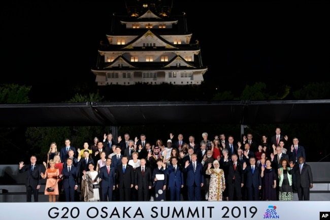 Presiden Joko Widodo bersama para pemimpin negara-negara G20 berpose di Osaka, Jepang, 28 Juni 2019 (foto: dok).