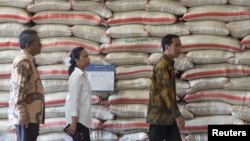 Presiden Joko Widod ditemani oleh Menteri BUMN Rini Soemarno (tengah) dan Direktur Utama Bulog Djarot Kusumayakti memeriksa cadangan beras Bulog di gudang Bulog, Jakarta, 2 Oktober 2015. (Foto: Widodo S Yusuf/Antara via Reuters)