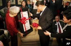 2012年2月15日，中国国家副主席习近平在美国爱奥华州拜访当地居民萨拉.蓝德的家