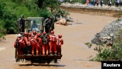 Nhân viên cứu hộ được đưa tới một khu vực động đất trong tỉnh Vân Nam, ngày 4/8/2014.