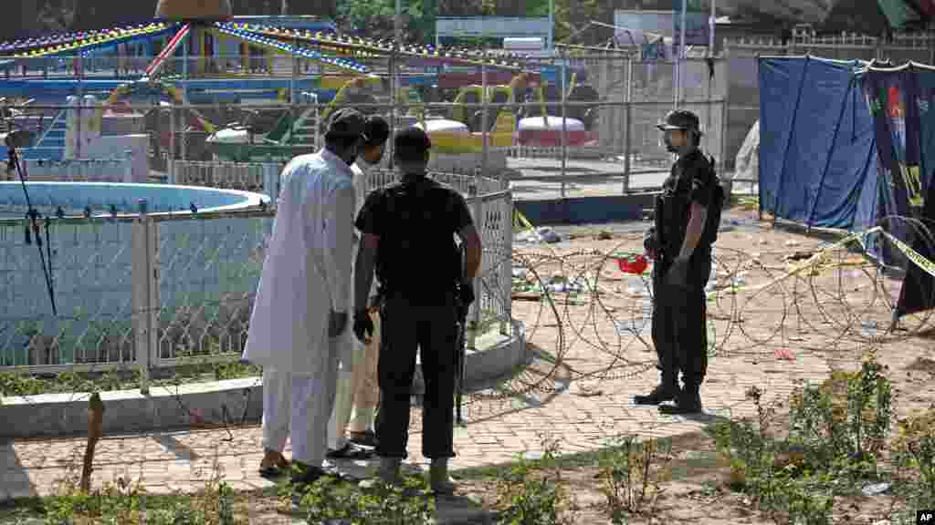 La police pakistanaise est présente dans le parc Gulshan-e-Iqbal, proche du centre de Lahore, où a eu lieu l'attentat-suicide, le 27 mars 2016.