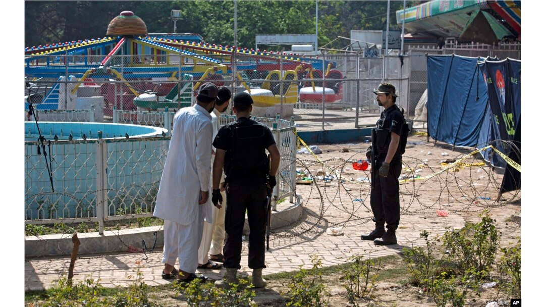 Cảnh sát Pakistan tại nơi xảy ra vụ đánh bom tự sát.