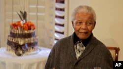 Foto Nelsom Mandela saat perayaan ulangtahunnya di Qunu, Afrika Selatan (Foto: dok). Televisi Afrika Selatan baru-baru ini menayangkan video Nelson Mandela yang terlihat rapuh, dan warga Afrika Selatan menuduh partai ANC mengeksploitasi Mandela.