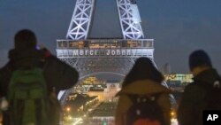 Ucapan "Thank you Johnny" tertulis di Menara Eiffel untuk mengenang bintang rock Perancis Johnny Hallyday di Paris, Perancis, Jumat, 8 Desember 2017. 