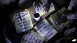Para petugas pemilu presiden di Mali tengah menghitung surat suara di sebuah TPS di Kidal, Mali (28/7). 