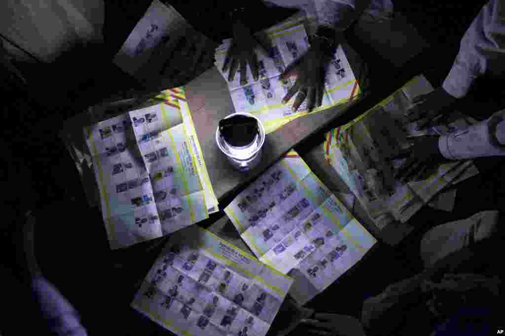 Election workers count votes at a station that reported a high voter turnout in Kidal, Mali, July 28, 2013.&nbsp;