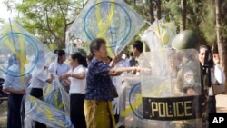 Police try to confiscate kites from protestors during a kite flying titled "Kite for Freedom of Expression" in a park near the National Assembly in Phnom Penh, file photo. 