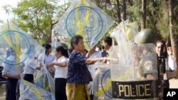 Police try to confiscate kites from protestors during a kite flying titled "Kite for Freedom of Expression" in a park near the National Assembly in Phnom Penh, file photo. 