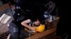 香港警方控告44名示威者暴动罪 