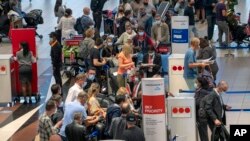 Desetine ljudi u redu da uhvati let Air Francea za Pariz na međunarodnom aerodromu Tambo u Johanesburgu, Južna Afrika, 26. novembra 2021.