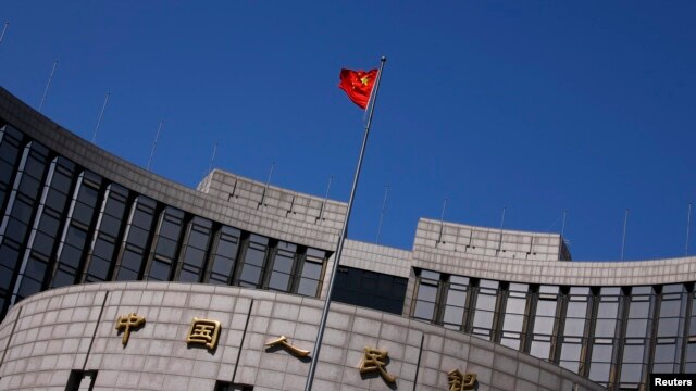 La bandera china ondea en la sede del Banco del Pueblo de China, el banco central chino.

 