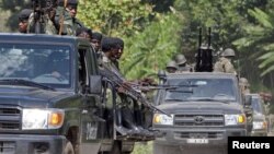 Government soldiers heading to strike rebel-held positions near Rutshuru, DRC, May 20, 2012.