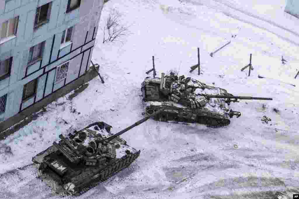 우크라이나 동부 아우디이우카 시내 아파트 건물 앞에서 정부군 탱크가 이동하고 있다.