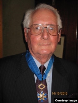 ប្រវត្តិវិទូ Milton Osborne ទទួល​បាន​មេដាយ​កិត្តិយស​ថ្នាក់ជាតិ​ឈ្មោះ Commander of the National Order of Merit ពី​រដ្ឋាភិបាល​បារាំង សម្រាប់​ការ​និពន្ធ​របស់​លោក​អំពី​ប្រទេស​បារាំង​នៅ​ក្នុង​តំបន់​អាស៊ី កាលពី​ខែតុលា ឆ្នាំ២០១៥។ (រូបថត​ផ្តល់​ឲ្យ)