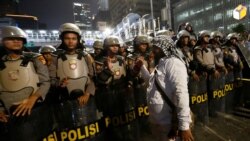 Petugas keamanan melakukan kekerasan terhadap peserta demonstrasi, termasuk beberapa awak media, dalam aksi protes hasil pemilu di Jakarta, 21 Mei 2019.