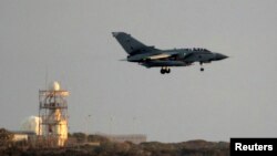 영국 공군 소속 토네이도 전투기가 28일 이라크 임무를 마치고 키프로스 아크로티리 공항으로 귀환하고 있다. 전투기들이 공습에 참가했는지 정찰 임무를 수행했는지는 즉각 알려지지 않았다.