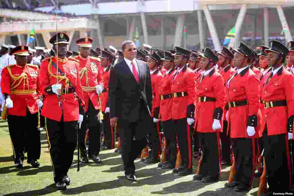 Rais Jakaya Kikwete wa Tanzania akagua gwaride la jeshi kwwnye uwanja wa Uhuru, April 26 2014