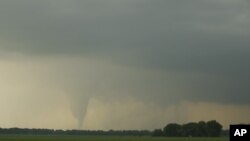 Un tornado de gran poder afectó el área cerca de Soloman, en Kansas este sábado 14 de abril de 2012.