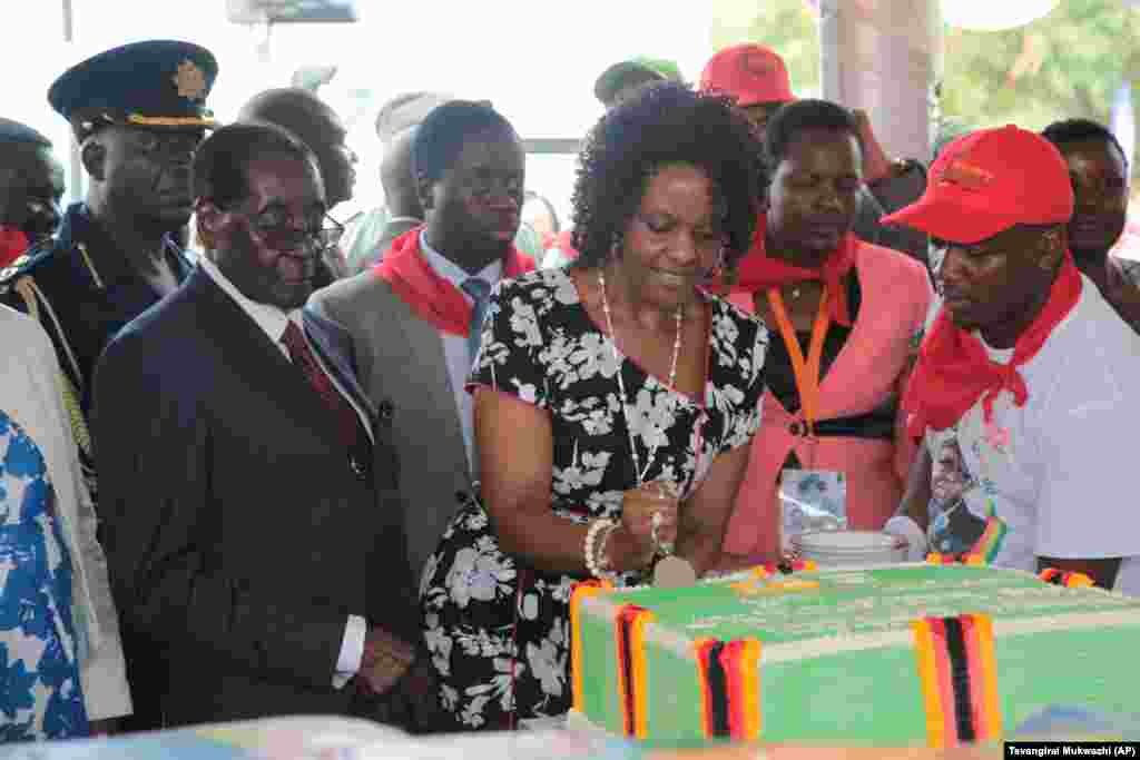 Shugaba Mugabe da matarsa sun yanka cake.