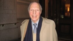Ричард Хоттелет у входа в Century Сlub в Манхэттене. 2007 г.