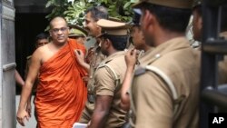 Galagoda Atte Gnanasara, pemimpin Bodu Bala Sena atau Pasukan Buddha dikawal oleh petugas penjara setelah dia dijatuhi hukuman penjara oleh pengadilan hakim di Homagama, Sri Lanka, 14 Juni 2018. (Foto: dok).