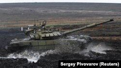Un char de combat russe lors des exercices militaires sur le champ de tir de Kadamovsky dans la région de Rostov, en Russie, le 20 décembre 2021. 
