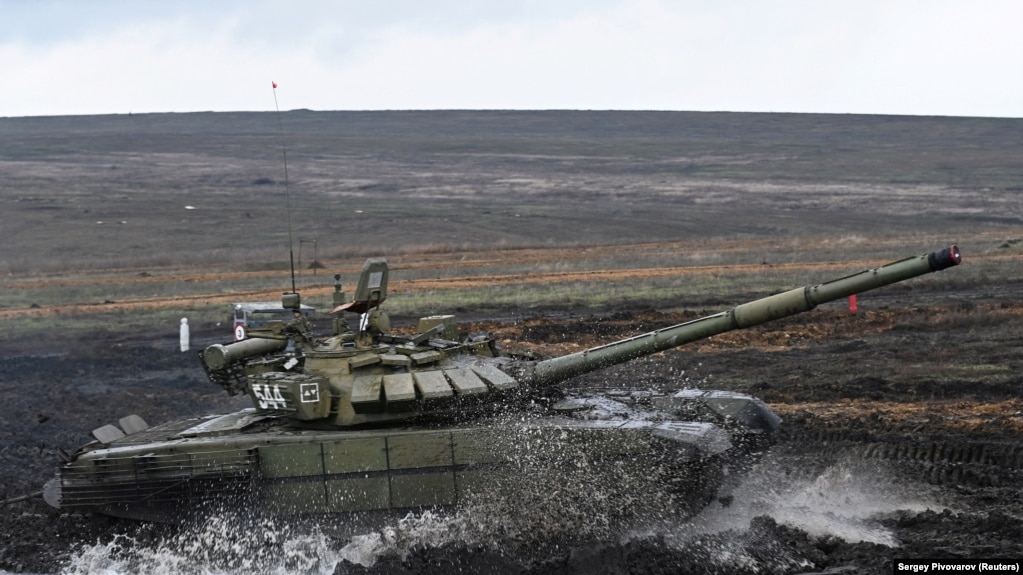 俄罗斯坦克部队在靠近乌克兰的南部地区进行演习。（2021年12月20日）(photo:VOA)