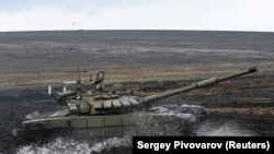 俄罗斯坦克部队在靠近乌克兰的南部地区进行演习。（2021年12月20日）