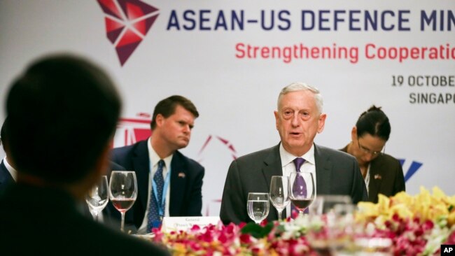 Bộ trưởng Quốc phòng Mỹ Jim Mattis (giữa) dự một buổi họp ăn trưa thân mật tại Hội nghị Bộ trưởng Quốc phòng ASEAN ở Singapore, ngày 19 tháng 10, 2018. 