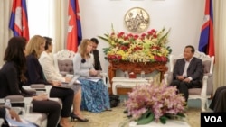 Special Rapporteur on Human Rights Rhona Smith meets with Pa Socheatvong, Governor of Phnom Penh, Tuesday, October 11, 2016. (Leng Len/VOA Khmer)