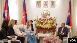 Special Rapporteur on Human Rights Rhona Smith meets with Pa Socheatvong, Governor of Phnom Penh Municipal, on Tuesday, October 11, 2016 in Phnom Penh during her third visit to country. (Leng Len/VOA Khmer) 