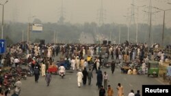 فیض آباد انٹرچینج پر بدھ کو ہونے والے احتجاج کے دوران مظاہرین جمع ہیں۔