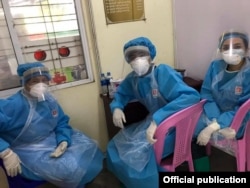 အလံုၿမိဳ႕ရွိ Fever Clinic မွာ ေတြ႔ရတဲ့ က်န္းမာေရး၀န္ထမ္းမ်ား။ (ဓာတ္ပံု - Ahlone Fever Clinic - စက္တင္ဘာ ၁၇၊ ၂၀၂၀)