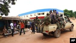 Des miliciens Seleka au marché central de Bangui, en mars 2013.