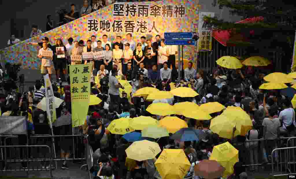 雨傘運動4周年集會人士在當年警方施放催淚彈的時刻默站。(美國之音湯惠芸拍攝)