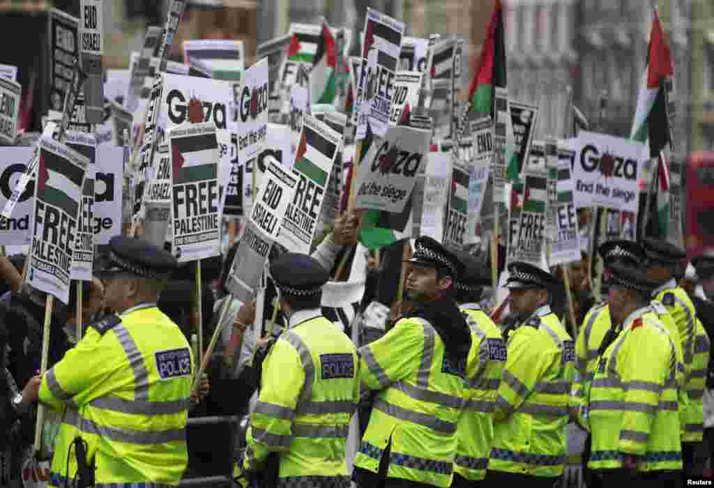 Police surround demonstrators during a protest against Israeli air strikes in Gaza, London, July 11, 2014.