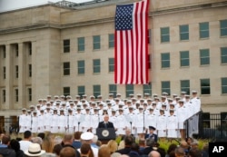 El vicepresidente de EE.UU., Mike Pence, (centro) habla durante la ceremonia en recordación del 17mo aniverario de los ataques terroristas de 2001 en el Pentágono el martes, 11 de septiembre de 2018.