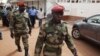 Militares em Bissau no dia seguinte à primeira volta das eleições presidenciais de 18 de Março